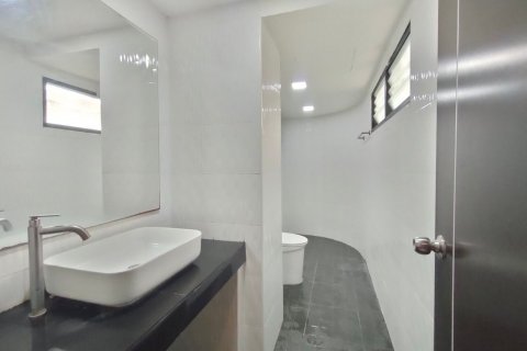 Студия в кондо в Банг Раке, Бангкок, Таиланд № 137338 - фото 11