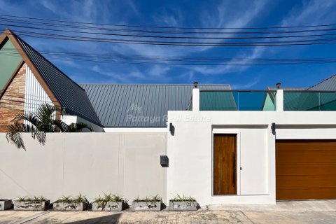 Дом в Паттайе, Таиланд с 3 спальнями  № 152329 - фото 1