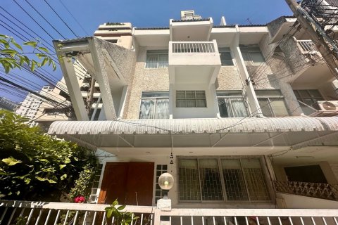 Таунхаус в Бангкоке, Таиланд с 5 спальнями  № 119156 - фото 1