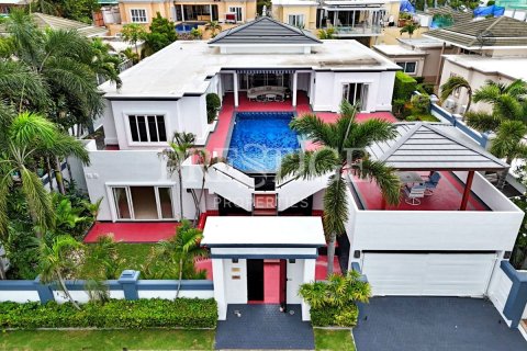 House in Pattaya, Thailand 4 bedrooms № 209908