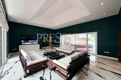 Casa de 4 dormitorios en Pattaya, Tailandia № 209907 - foto 4