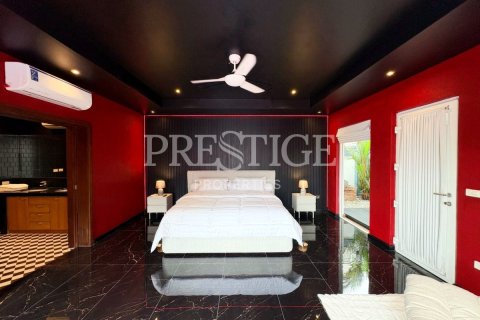 Casa de 4 dormitorios en Pattaya, Tailandia № 209907 - foto 14