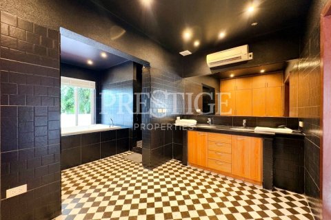Casa de 4 dormitorios en Pattaya, Tailandia № 209907 - foto 16