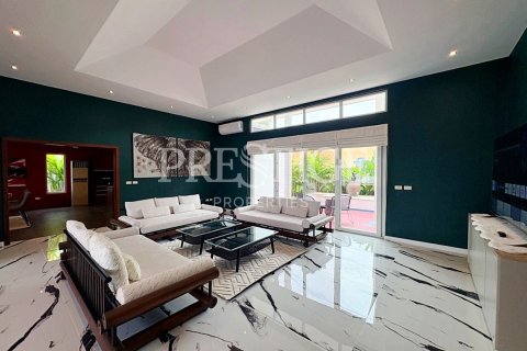 Casa de 4 dormitorios en Pattaya, Tailandia № 209907 - foto 2