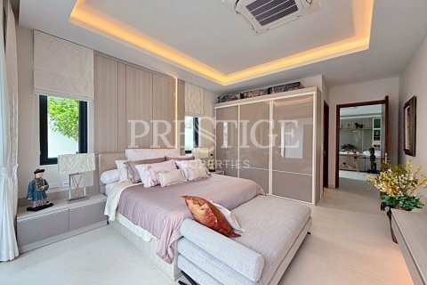 Casa de 5 dormitorios en Pattaya, Tailandia № 209910 - foto 16