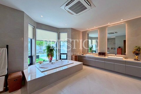 Casa de 5 dormitorios en Pattaya, Tailandia № 209910 - foto 12
