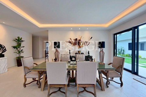 Casa de 5 dormitorios en Pattaya, Tailandia № 209910 - foto 5
