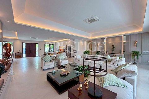 Casa de 5 dormitorios en Pattaya, Tailandia № 209910 - foto 3