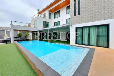 House in Pattaya, Thailand 6 bedrooms № 209906