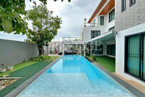 House in Pattaya, Thailand 6 bedrooms № 209906 - photo 2