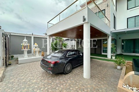 House in Pattaya, Thailand 6 bedrooms № 209906 - photo 30