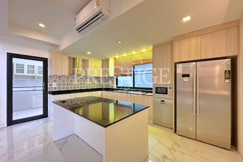House in Pattaya, Thailand 6 bedrooms № 209906 - photo 12