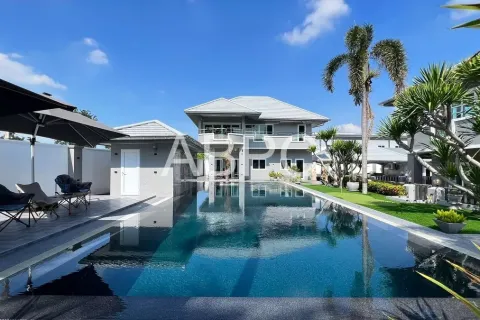 Casa de 9 dormitorios en Pattaya, Tailandia № 211154 - foto 2