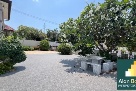 Casa de 4 dormitorios en Pattaya, Tailandia № 211150 - foto 4