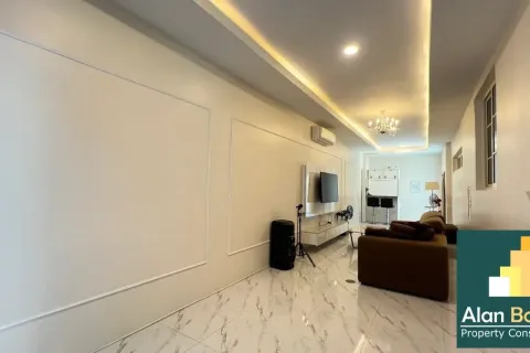 Casa de 4 dormitorios en Pattaya, Tailandia № 211150 - foto 12
