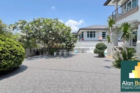 Casa de 4 dormitorios en Pattaya, Tailandia № 211151 - foto 3