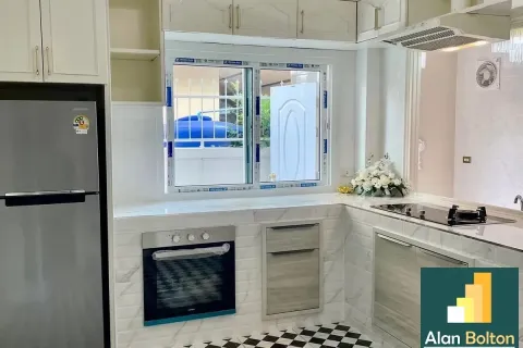 Casa de 5 dormitorios en Pattaya, Tailandia № 211152 - foto 4