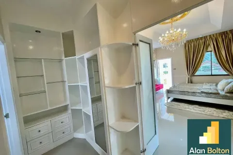 Casa de 5 dormitorios en Pattaya, Tailandia № 211152 - foto 10