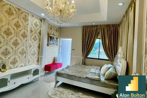 Casa de 5 dormitorios en Pattaya, Tailandia № 211152 - foto 13