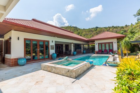 Villa in Pran Buri, Thailand 5 bedrooms № 168805