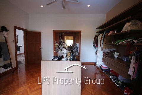 Villa in Hua Hin, Thailand 5 bedrooms № 168810 - photo 1