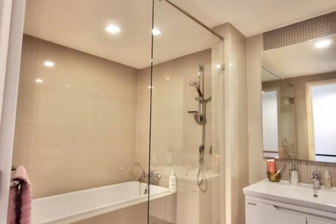 Condo in Bangkok, Thailand, 2 bedrooms  № 143550 - photo 8