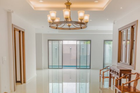 House in Phra Khanong, Bangkok, Thailand 6 bedrooms № 143725 - photo 2