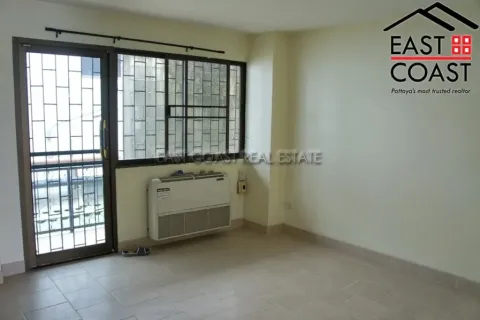 Casa de 3 dormitorios en Jomtien Beach, Pattaya, Tailandia № 213833 - foto 11
