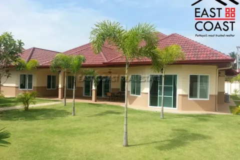 Casa de 4 dormitorios en Pattaya, Tailandia № 213830 - foto 1