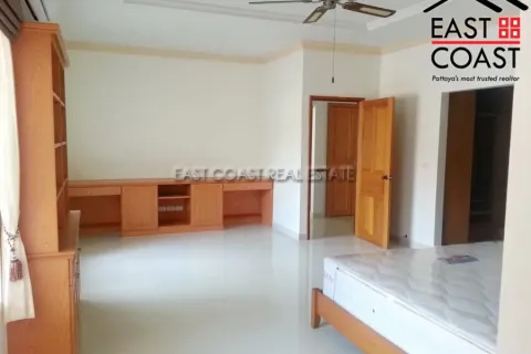 Casa de 4 dormitorios en Pattaya, Tailandia № 213830 - foto 11
