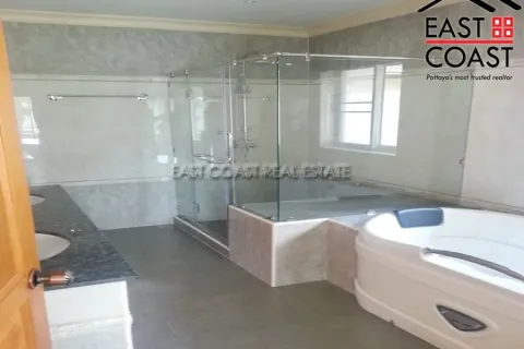 Casa de 4 dormitorios en Pattaya, Tailandia № 213830 - foto 14