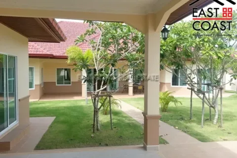 Casa de 4 dormitorios en Pattaya, Tailandia № 213830 - foto 3