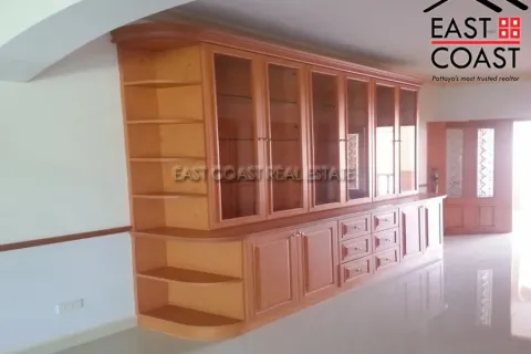 Casa de 4 dormitorios en Pattaya, Tailandia № 213830 - foto 9