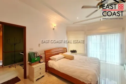 Casa de 4 dormitorios en Pattaya, Tailandia № 213831 - foto 15