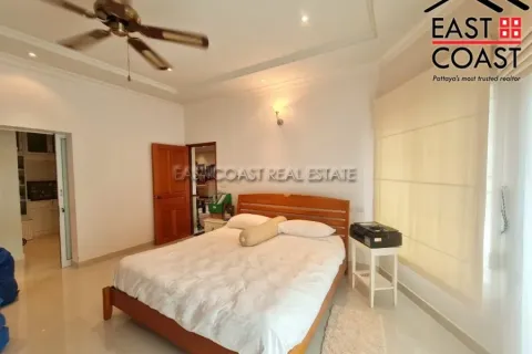Casa de 4 dormitorios en Pattaya, Tailandia № 213831 - foto 18