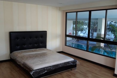 Condo in Bangkok, Thailand, 2 bedrooms  № 143502 - photo 15