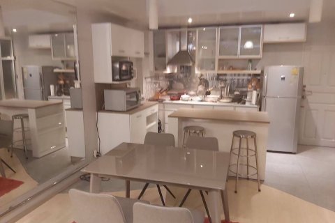 Condo à Khlong Toei, Bangkok, Thaïlande, 2 chambres  № 141282 - photo 7