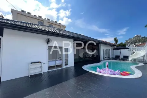 House in Pattaya, Thailand 3 bedrooms № 211672