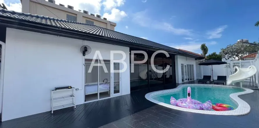 Casa de 3 dormitorios en Pattaya, Tailandia № 211671