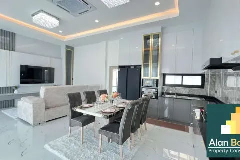 Casa de 4 dormitorios en Pattaya, Tailandia № 211142 - foto 9