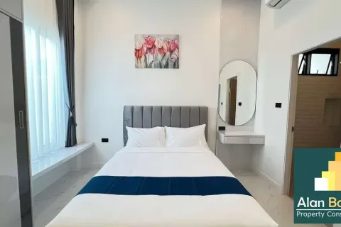 Casa de 4 dormitorios en Pattaya, Tailandia № 211142 - foto 16