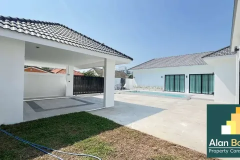 Casa de 4 dormitorios en Pattaya, Tailandia № 211142 - foto 12