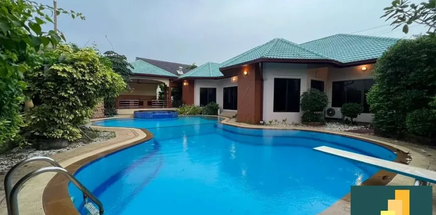 Casa de 4 dormitorios en Pattaya, Tailandia № 211143