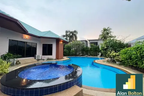 Casa de 4 dormitorios en Pattaya, Tailandia № 211143 - foto 2