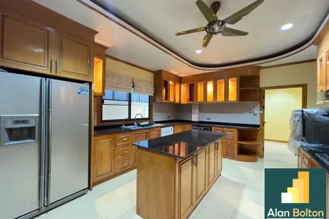 Casa de 4 dormitorios en Pattaya, Tailandia № 211143 - foto 12