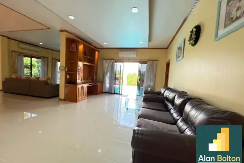 Casa de 4 dormitorios en Pattaya, Tailandia № 211143 - foto 10