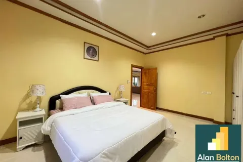 Casa de 4 dormitorios en Pattaya, Tailandia № 211143 - foto 15