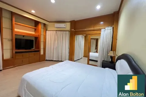 Casa de 4 dormitorios en Pattaya, Tailandia № 211143 - foto 4
