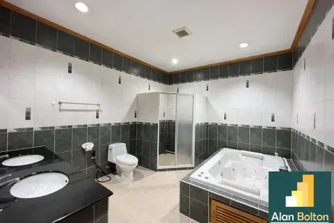 Casa de 4 dormitorios en Pattaya, Tailandia № 211143 - foto 5