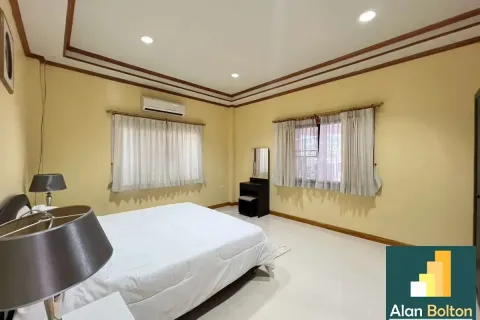 Casa de 4 dormitorios en Pattaya, Tailandia № 211143 - foto 13